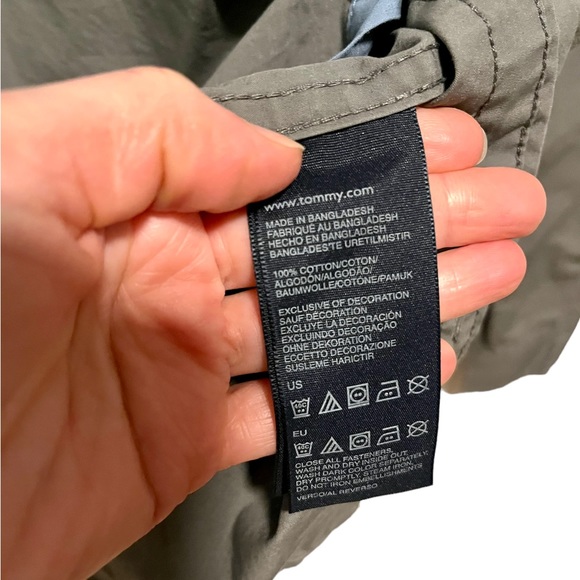 NWOT Designer’s button down shirt for boys. Tommy Hilfiger, size S/P. Ne… - Picture 10 of 13